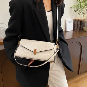 Elegante borsa baguette crema con stampa animalier e fibbia dorata a spalla