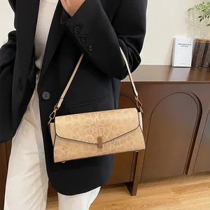 Dettaglio borsa baguette leopardata con fibbia in metallo e tracolla staccabile