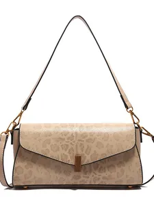 Borsa a spalla baguette beige leopardata con fibbia in metallo dorato su fondo bianco
