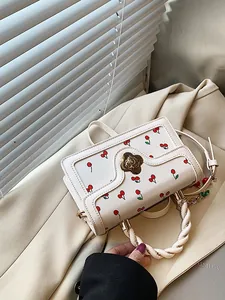 Borsa a mano bianca quadrata con stampa di ciliegie e chiusura a fiore dorato stile chic