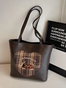 Vintage braune Tragetasche aus Leder mit Herzaufnäher und Dackel Stickerei Detail