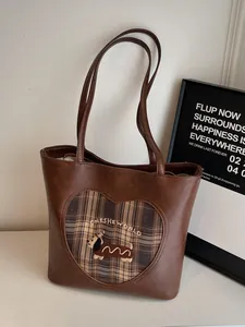 Vintage braune Tragetasche mit Herz-Patchwork und süßer Dackel-Stickerei für Damen