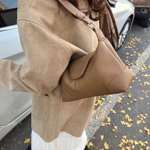 Vue détaillée de la texture litchi du sac à bandoulière rétro marron uni