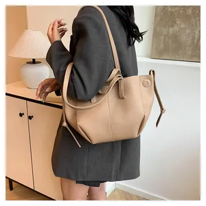 Détail du sac cabas en cuir à motif lychee avec cordon et design multi-sangles