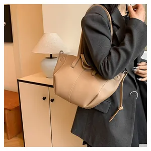 Vue détaillée du sac cabas marron clair avec motif litchi et coutures circulaires
