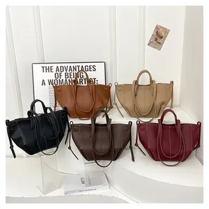 Détail de grands sacs cabas texture lychee en cinq couleurs avec surpiqûres blanches