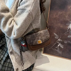 Braune Retro Umhängetasche mit Kroko-Struktur und süßem Bären-Plüsch-Anhänger