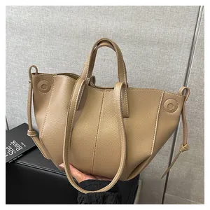 Détails du sac fourre-tout kaki à grain de litchi avec coutures et nœud en cuir