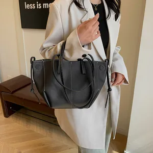 Sac fourre-tout chic en cuir grainé noir avec surpiqûres blanches pour le quotidien