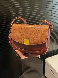 Vintage PU Leder Krokodil Muster Kleine Quadratische Umhängetasche Mit Bärenanhänger Retro Daily Schulter Satchel Tasche Für Damen