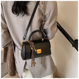 Detailaufnahme der Vintage schwarzen Ölwachsleder Handtasche mit goldenem Metallschloss