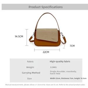 Vue détaillée du sac à main carré montrant les dimensions 22x7x14,5cm et le poids de 0,34kg