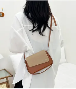 Vue détaillée du sac à main carré contrasté avec cuir marron et coutures en toile