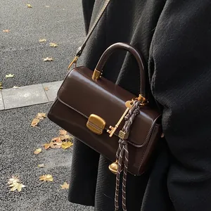 Damen Vintage Ölwachs PU Leder Handtasche Gold Metallschnalle Quadratische Umhängetasche Mit Anhänger Herbst Winter Tasche