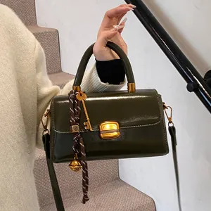 Vintage olivgrüne Handtasche aus Ölwachsleder mit Umhängeriemen und goldenen Beschlägen