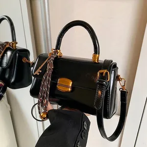 Retro Handtasche aus schwarzem Öl-Wachs-Leder mit goldenem Schloss und Vintage-Schlüssel