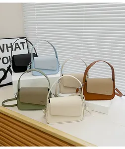 Collection de petits sacs à main carrés en six couleurs sur un présentoir minimaliste