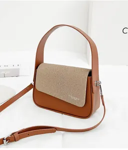 Vue détaillée du sac à main carré bicolore en cuir marron avec texture tissée kaki