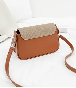 Vue détaillée du rabat tissé et de la boucle en métal argenté sur un sac à main carré