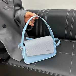 Sac à main carré bleu clair minimaliste avec rabat tissé gris et poignée supérieure