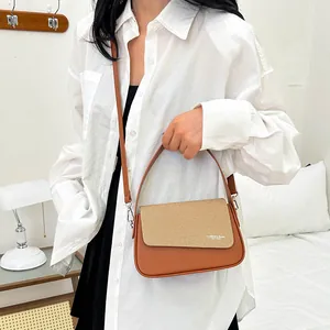 Sac à main bicolore marron et beige de forme carrée pour femme avec lettrage mode