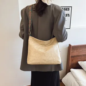 Detail der Hobo-Tasche mit gemustertem breitem Trageriemen und großer Vordertasche