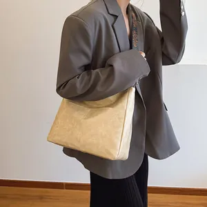 Große khakifarbene Tragetasche aus strukturiertem Kunstleder mit Ethno-Muster-Schultergurt