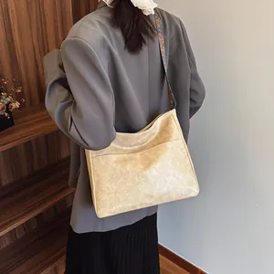 Detail der beige Tragetasche mit böhmischem breitem Gurt und einer vorderen Tasche