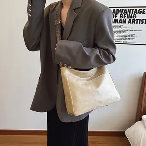 Detail der beigen Shopper-Tasche mit dekorativem Ethno-Muster-Jacquard-Breitschultergurt