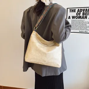 Detail der beige Tote Bag mit breitem gewebtem Schultergurt im ethnischen Muster Design