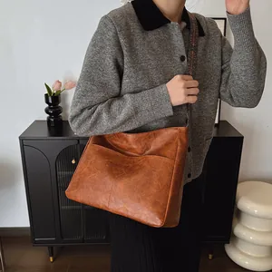 Braune Hobo-Tasche aus Kunstleder mit buntem, ethnisch besticktem Schulterriemen