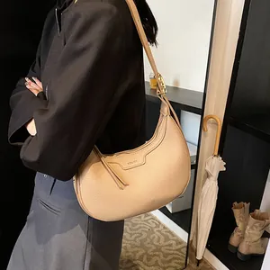 Elegante borsa a spalla a mezzaluna beige in pelle testurizzata con tracolla regolabile donna
