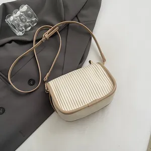 Detail des vertikalen Plissee-Designs auf der beigen PU-Leder-Umhängetasche mit Khaki