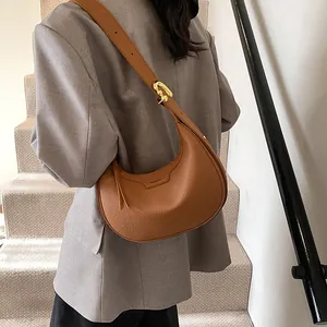 Borsa hobo a mezzaluna in pelle marrone caramello con fibbia dorata regolabile chic