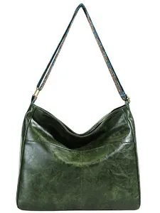Dunkelgrüne Leder-Beuteltasche mit geometrischem Webgurt und Ziernähten am Gehäuse