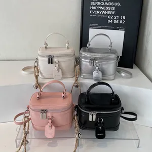 Minimalistische Umhängetaschen in Creme, Silber, Rosa und Schwarz als Eimer-Stil