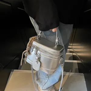Silberne Box-Tasche aus PU-Leder mit Doppelreißverschluss, Quastenanhänger und Schultergurt