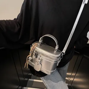 Detaillierte Nahaufnahme der silbernen Metallic-Kosmetiktasche mit Doppel-Reißverschluss