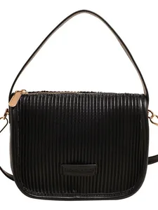 Schicke schwarze Plissee-Schultertasche für Damen mit Längsstreifen und Goldbeschlägen