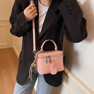 Rosa Mini-Koffer-Umhängetasche mit Doppelreißverschluss und schickem geflochtenem Quasten