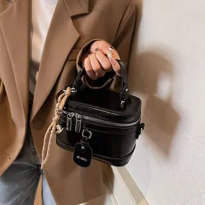 Nahaufnahme der schwarzen glänzenden Kosmetiktasche aus Leder mit Reißverschluss und Band