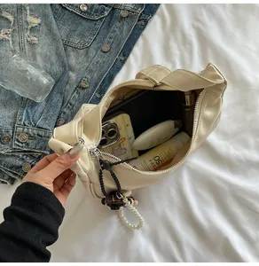 Εσωτερική όψη της off-white τσάντας dumpling που δείχνει τη μεγάλη χωρητικότητα