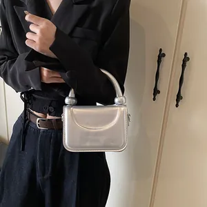 Mini sac carré argenté avec poignée métallique incurvée et finition métallisée