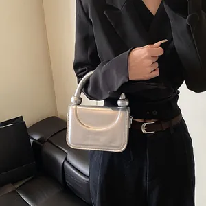 Mini sac bandoulière argenté en similicuir métallisé avec détails de poignée sphérique