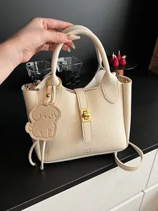 Sac Seau pour Femme en Cuir PU Grain de Litchi Sac à Main Bandoulière avec Pendentif Chien et Fermoir Rotatif en Métal