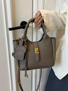 Sac seau en cuir grainé taupe avec fermoir doré et charm de sac chien
