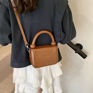 Mini sac en cuir marron caramel poli avec poignée ronde et bandoulière fine