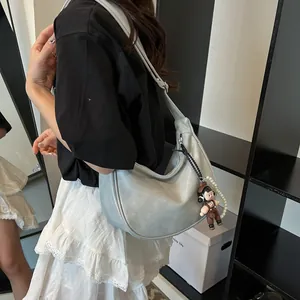 Λεπτομέρεια από ανοιχτό γκρι τσάντα hobo με καρτούν κρεμαστό και αλυσίδα μαργαριτάρι