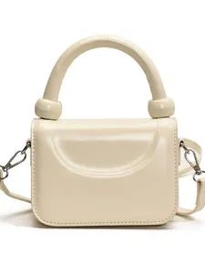 Sac carré minimaliste blanc crème avec poignée cylindrique et crochets de bandoulière argentés