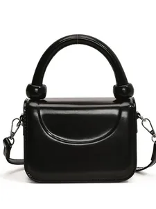 Petit sac à main carré élégant en cuir brillant noir avec une poignée ronde épaisse